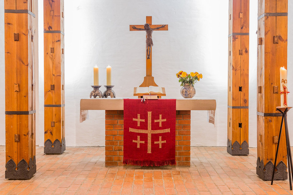 Der Altar in der St. Thomaskirche zu Lübeck mit Pfingstparament.