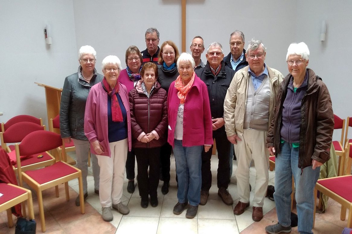 Die Teilnehmergruppe der Gemeindefreizeit 2019 in der Kapelle des Zingsthofes