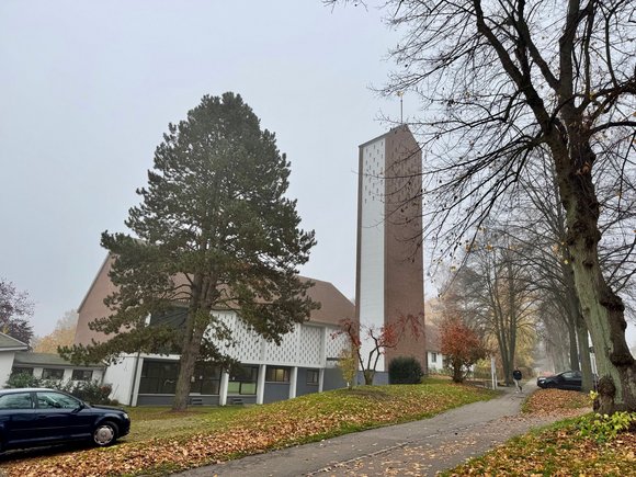 Blick auf eine Kirche vom nebligen Herbst