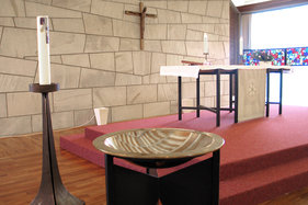 Seitlicher Blick auf den Altar und das Taufbecken der Auferstehungskirche