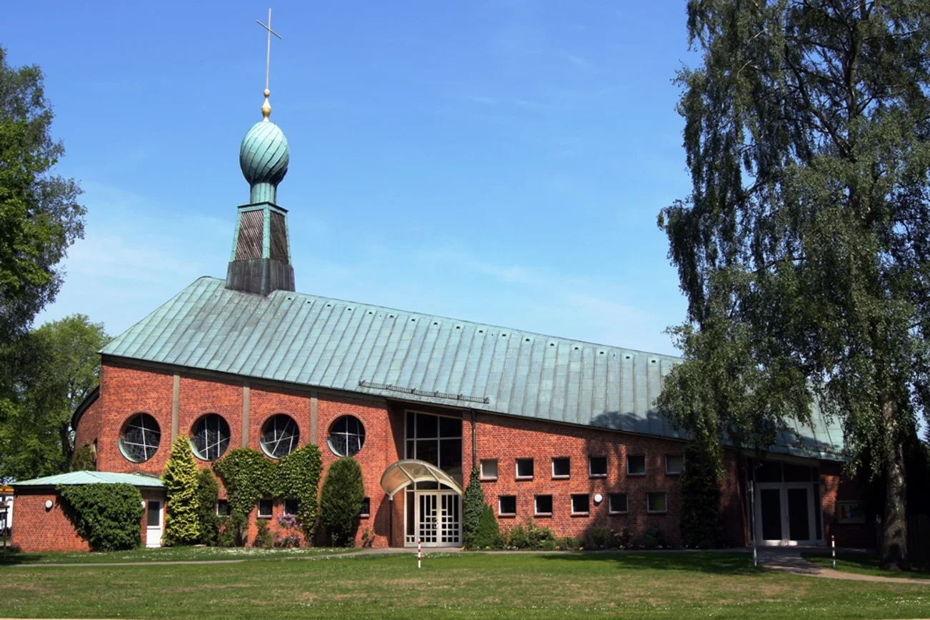 St. Philippus ist die Kirche mit dem aufsteigenden Dach.
