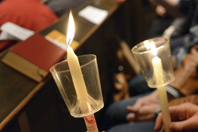 Das Friedenslicht von Bethlehem wird in der Kirche verteilt. - Copyright: Stefan Lotz (Gemeinschaftswerk der Ev. Publizistik gGmbH | GEP)
