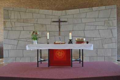 Pfingstlich geschmückter Altar in der Auferstehungskirche Lübeck - Copyright: Pastor Arne Kutsche