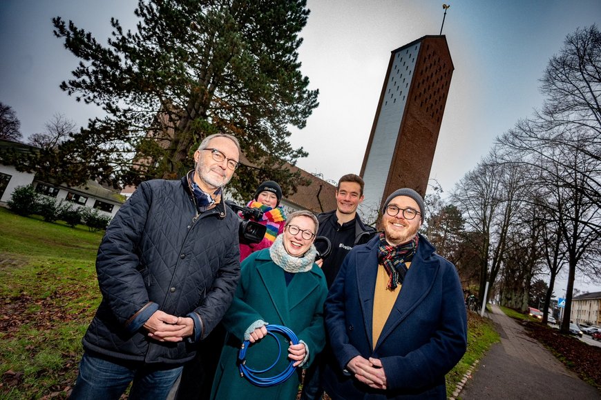 Menschen vor einer Kirche  - Copyright: Lena Modrow 