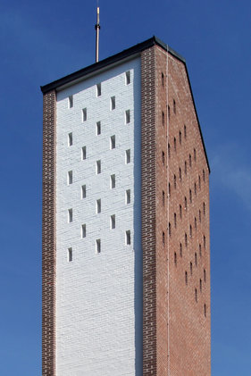 Blick von unten auf den Glockenturm der Auferstehungskirche