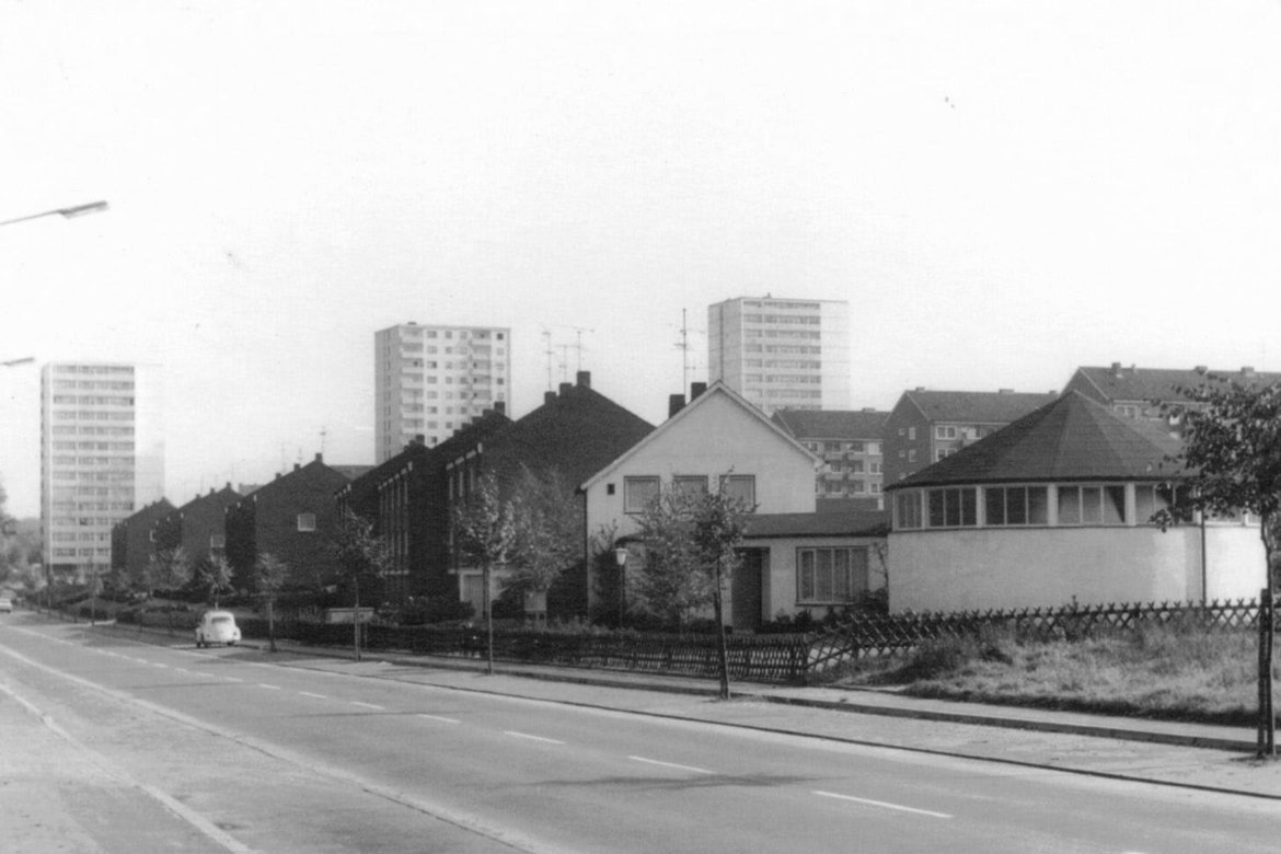 Pastorat und Rundbau an der Arnimstraße im Jahr 1967.