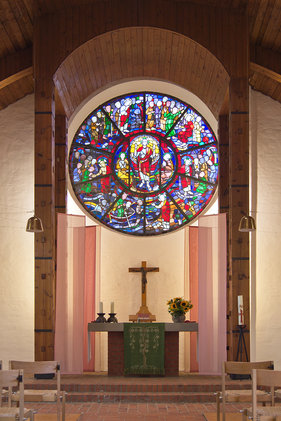 Blick auf den Altar und Rosettenfenster der St.-Thomas-Kirche