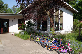 Der Eingangsbereich des Kindergartens mit Kinderfahrrädern