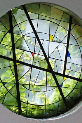 Ein grünes, rundes Kirchenfenster in St. Philippus