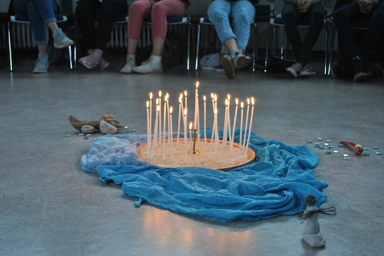 Mit Kerzen, Steinen und Tüchern gestaltete Mitte beim Konfirmationsunterricht im Rundbau in der Kirchengemeinde Marli-Brandenbaum Lübeck