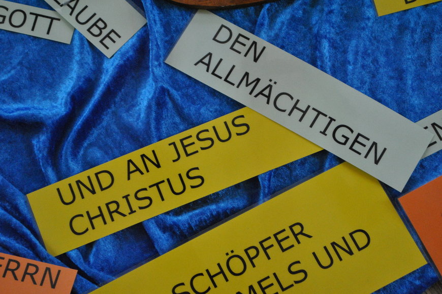 Bodenbild zum Glaubensbekenntnis im Konfirmandenunterricht - Copyright: Pastor Arne Kutsche