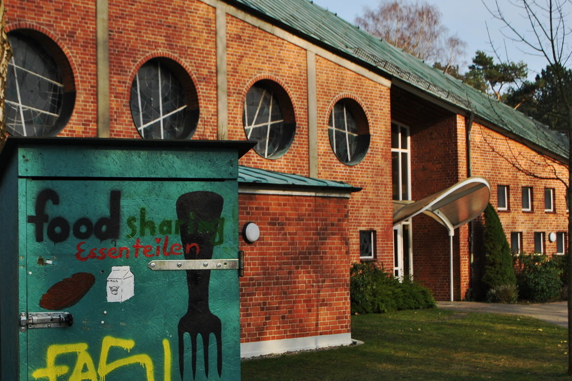 Foodsharing-Schrank vor der St. Philippuskirche Lübeck