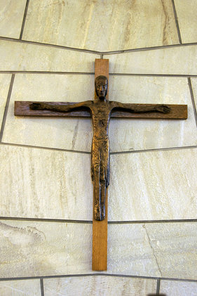 Das Altarkreuz mit bronzefarbener Jesusfigur