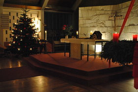 Weihnachtlicher Altar in der Auferstehungskirche