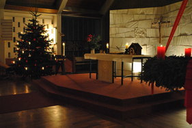 Weihnachtlicher Altar in der Auferstehungskirche