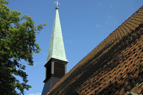 Blick von unten auf den Glockenturm der St.-Thomas-Kirche