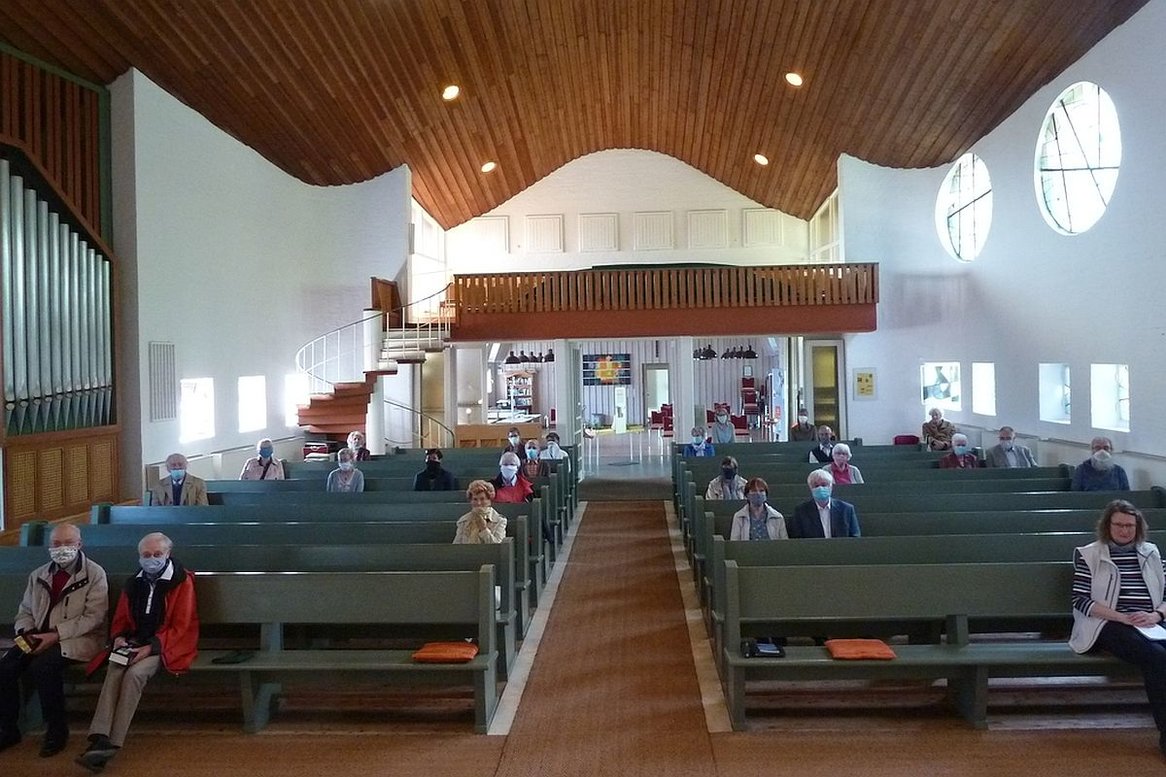 Blick vom Altar in den Kirchenraum von S. Philippus. Die Besucher sitzen vereinzelt mit Hygiene-Abstand