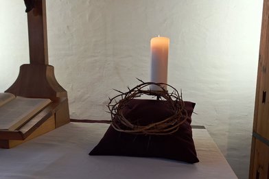 Dornenkrone auf dem Altar in der St. Thomas-Kirche Lübeck - Copyright: Pastor Arne Kutsche