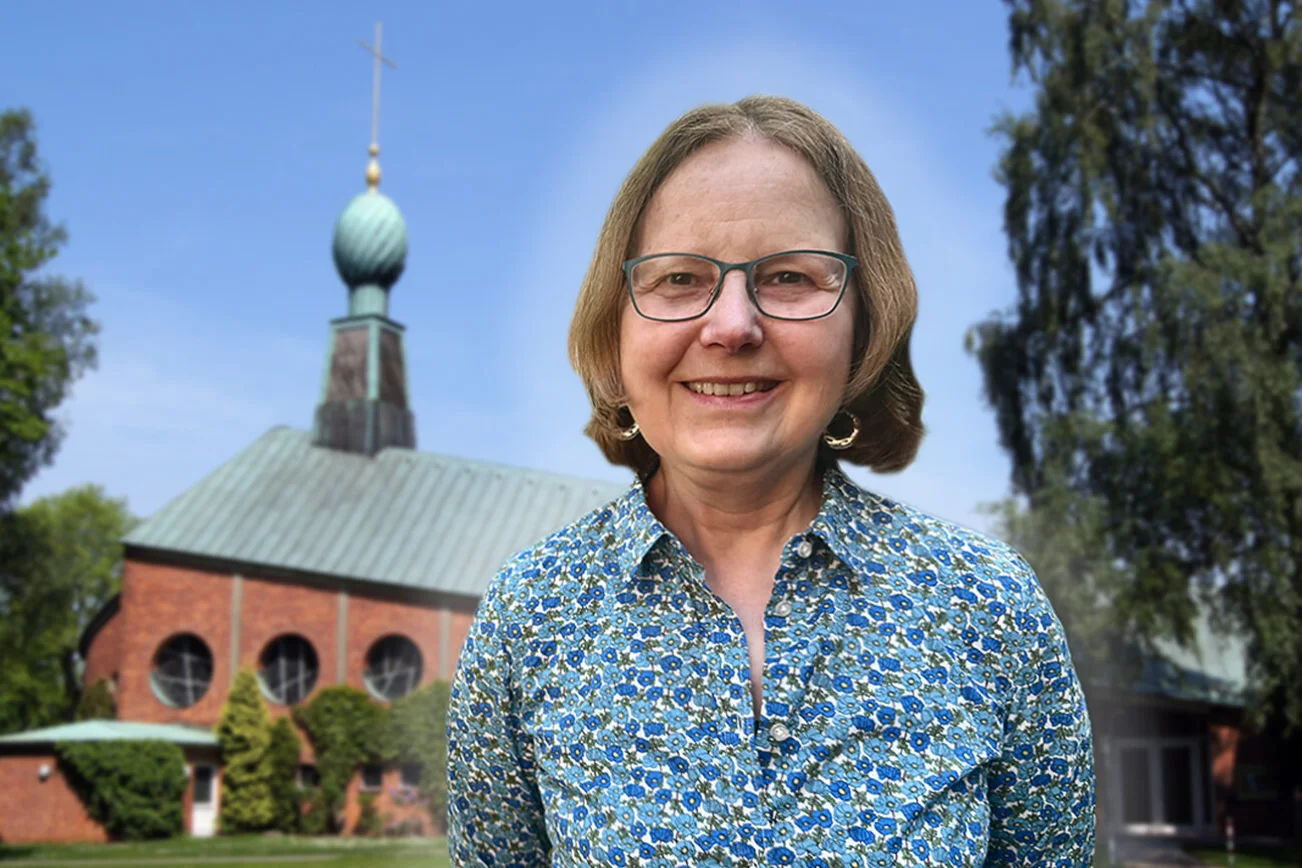 Eine Frau vor einer Kirche