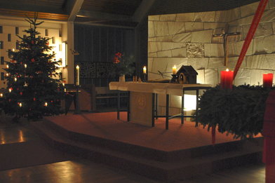 Der Altarraum der Auferstehungskirche am Heiligabend mit Adventskranz und Christbaum - Copyright: Pastor Arne Kutsche