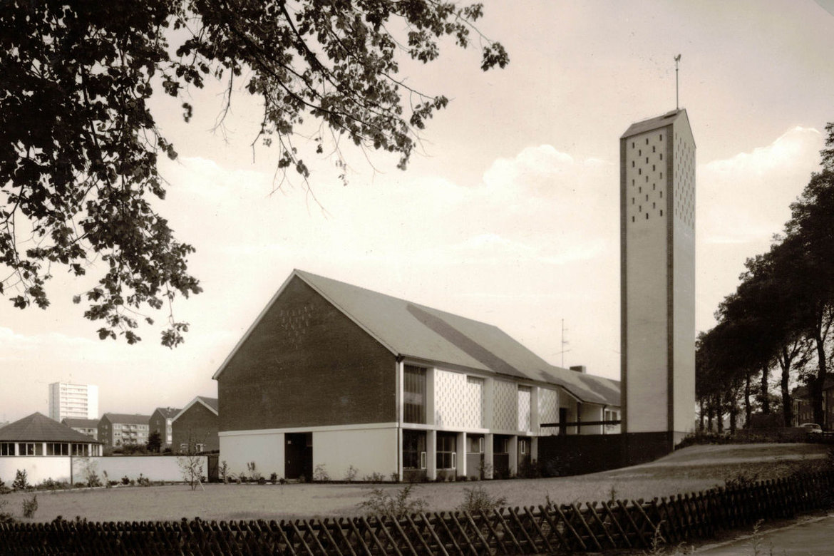Außenansicht der Auferstehungskirche 1970.
