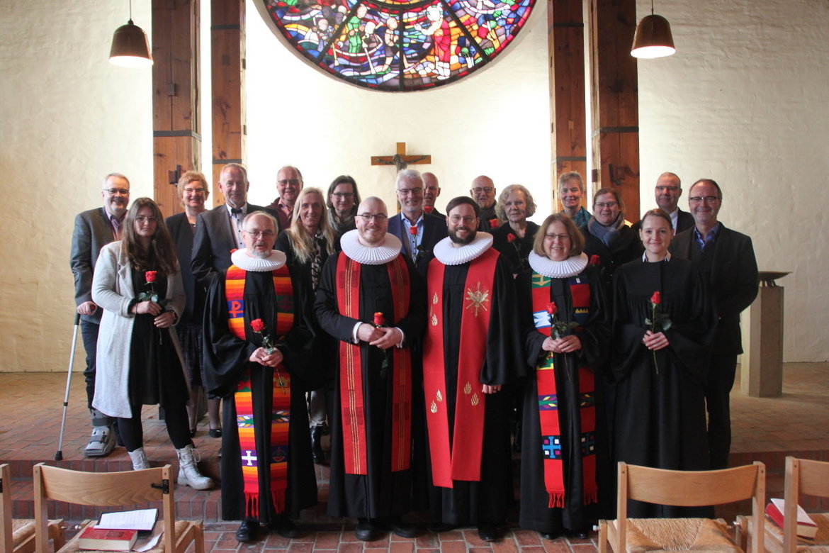 Einführung des Kirchengemeinderates der Kirchengemeinde Marli-Brandenbaum am 15.01.2023 in der St. Thomas-Kirche zu Lübeck. v.l.n.r: (hintere Reihe) Matthias Wigger, Ute Pietschonka, Jens Gravenhorst, Ingrid Gutknecht, Arndt Schnoor, Klemens Schweig, Antje Boesler, Jürgen Höppner - (mittlere Reihe) Charlyn Dziekan, Thomas Lehmkuhl, Kirsten Weinreich, Stefan Schmedemann, Felicitas Rose, Marion Zimmermann, Hagen Sommerfeldt (Vorsitzender) - (vordere Reihe) Pastor Andreas Mahler (zu Gast im KGR), Pastor Arne Kutsche (stellvertretender Vorsitzender), Pastor Björn Schneidereit, Pastorin Luise Stribrny de Estrada, Vikarin Vanessa Hoffmann (zu Gast im KGR)