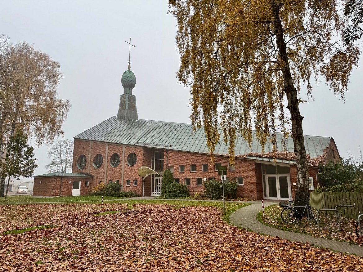 Blick auf eine Kirche vom nebligen Herbst