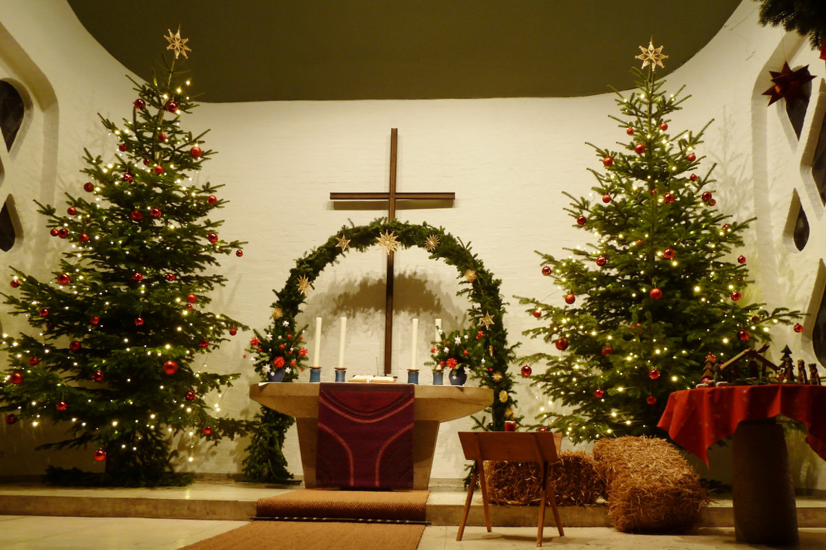 Altarraum der St. Philippus-Kirche Lübeck an Weihnachten