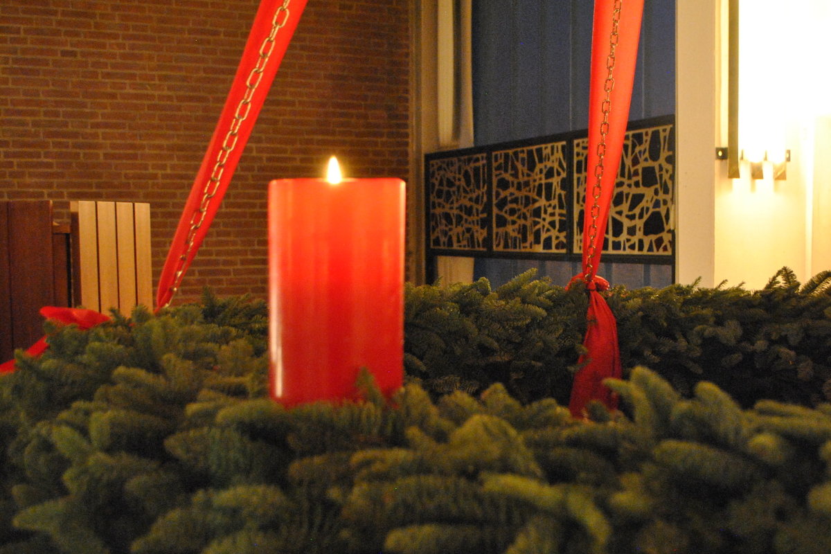 Adventskranz in der Auferstehungskirche Lübeck