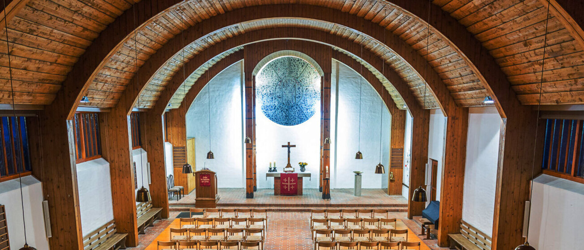 Raum unter Bretter-Tonnengewölbe, unten Stuhlreihen