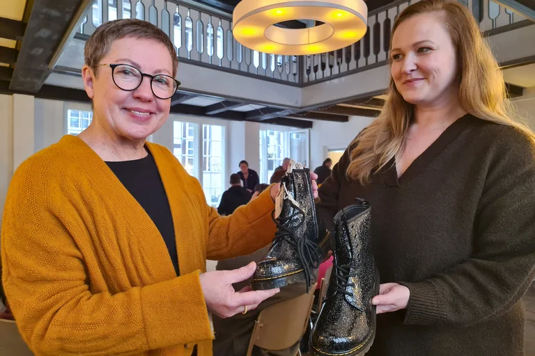 Zwei Menschen schauen in die Kamera 