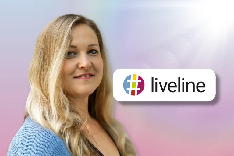 Eine Frau und ein Logo