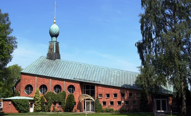 St. Philippus ist die Kirche mit dem aufsteigenden Dach.