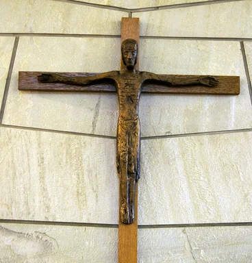 Das Altarkreuz mit bronzefarbener Jesusfigur