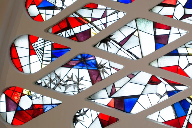 Kirchenfenster im Altarbereich der St. Philippus-Kirche Lübeck (Ausschnitt)