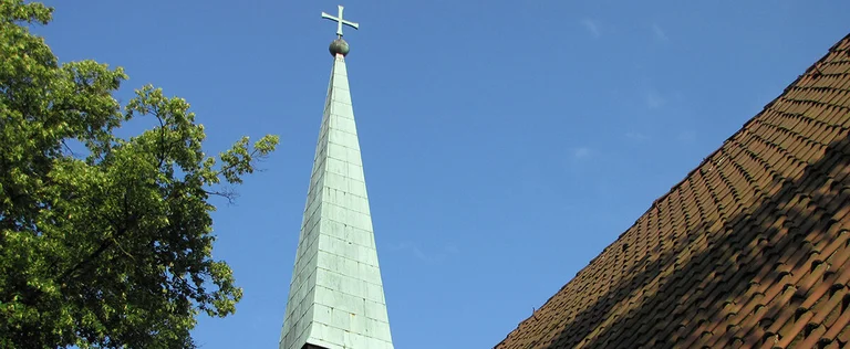 Blick von unten auf den Glockenturm der St.-Thomas-Kirche