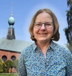 Eine Frau vor einer Kirche