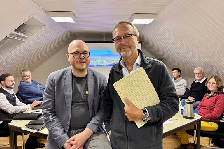 Menschen in einem Raum schauen in die Kamera