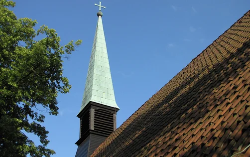 Blick von unten auf den Glockenturm der St.-Thomas-Kirche