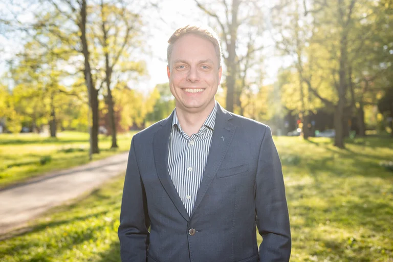 Ein Mann lächelt in die Kamera 